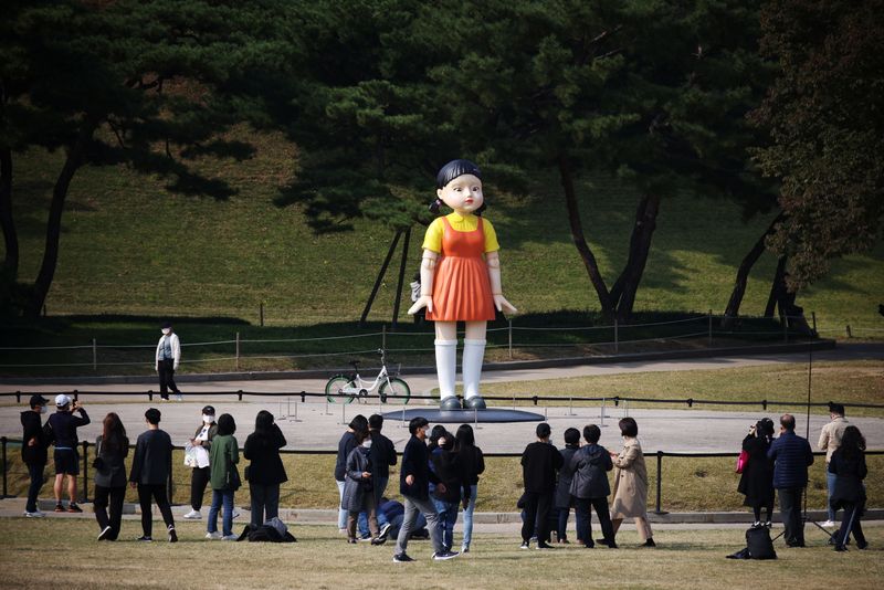 Batatinha Frita 1, 2, 3”: Boneca de “Round 6” em parque de Seul atrai fãs -  ISTOÉ Independente