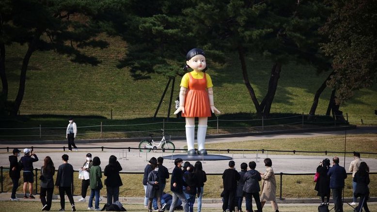 "Batatinha Frita 1, 2, 3": Boneca de "Round 6" em parque de Seul atrai fãs