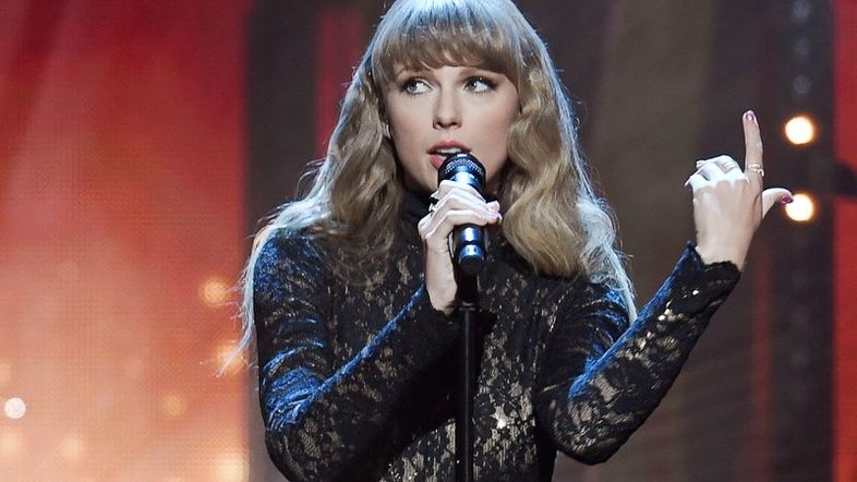 Taylor Swift e Obama roubam cena em cerimônia do Hall da Fama do Rock