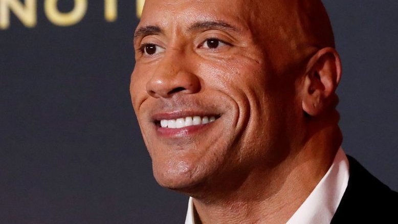 Dwayne Johnson rejeita armas reais em set após tragédia com Alec Baldwin