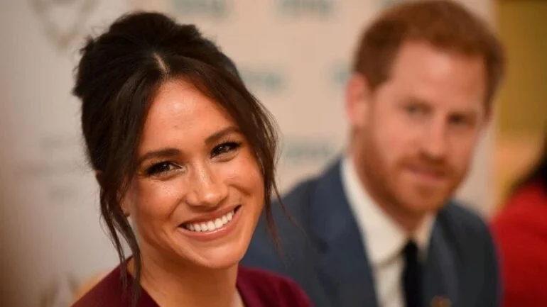 Realeza britânica repreendeu Harry por causa de pai de Meghan, dizem textos da duquesa