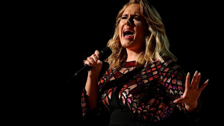 "Brilhante emocionalmente": Adele lança novo álbum "30"