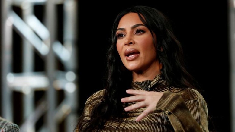 Kim Kardashian e proprietário do Leeds ajudam 130 jogadoras de futebol afegãs a voar para o Reino Unido