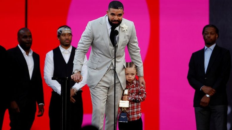 Drake se retira de corrida por prêmios Grammy