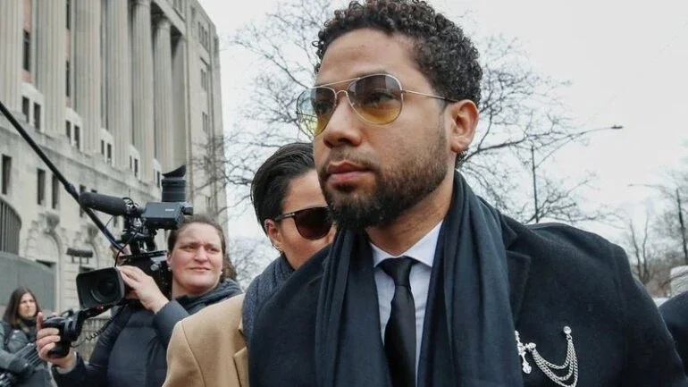 Ator Jussie Smollett é considerado culpado de forjar crime de ódio
