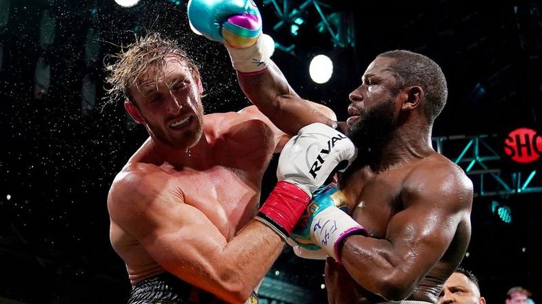 Logan Paul encarna Rocky em exibição com Floyd Mayweather sem vencedor