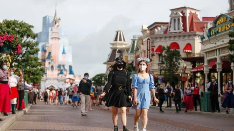 Disney de Paris reabre, mas sem abraços do Mickey Mouse