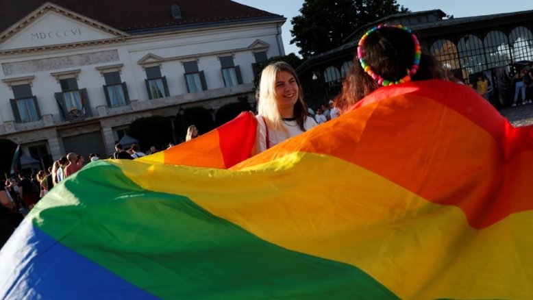 Nova lei anti-LGBT+ na Hungria pode proibir obras de Shakespeare e Safo no país