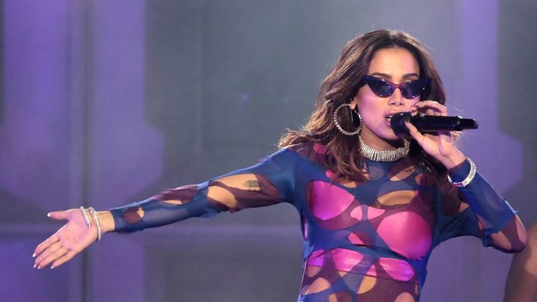 Anitta se junta ao Nubank para atingir clientes de baixa renda