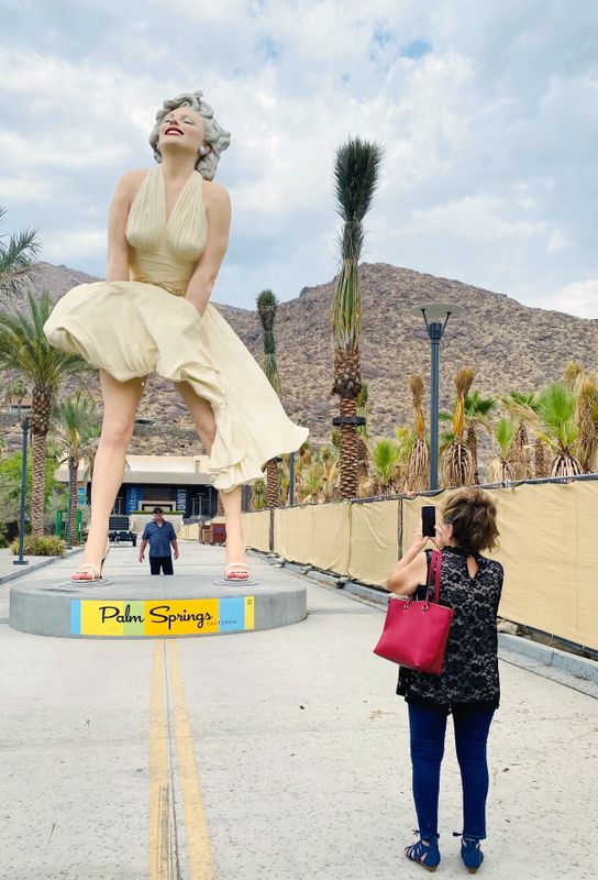 Estátua de Marilyn Monroe volta a Palm Springs sob aplausos e críticas