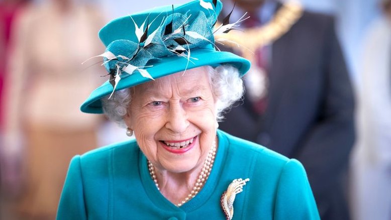 Rainha Elizabeth homenageia serviço de saúde britânico por trabalho na pandemia