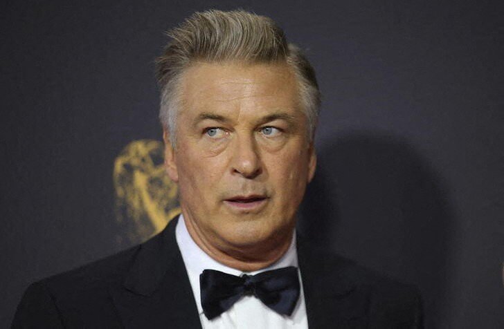 Polícias do novo méxico e de ny trabalham para apreender telefone de alec baldwin
