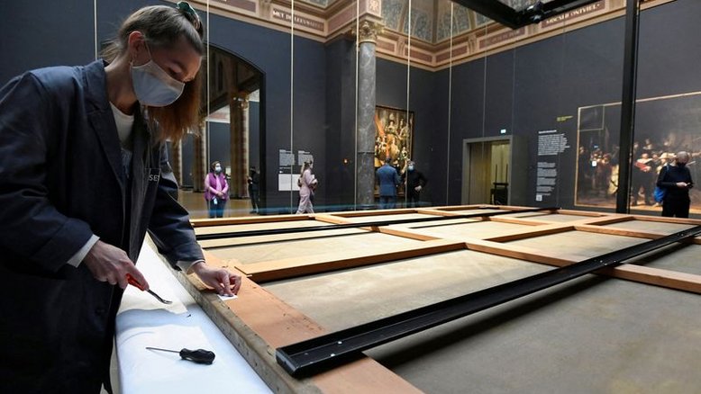 Pintura "A Ronda Noturna", de Rembrandt, é removida de moldura para restauração