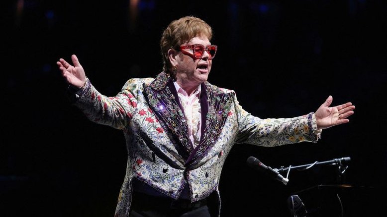 'Não posso ver meus filhos': entenda o que levou Elton John a perder a visão