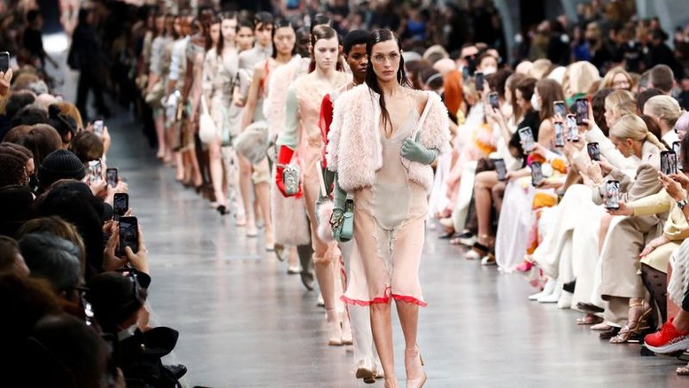 Semana de Moda de Milão começa com chiffon e tweed em desfile da Fendi