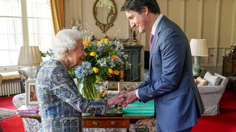 Rainha Elizabeth tem primeira reunião presencial após teste positivo para Covid