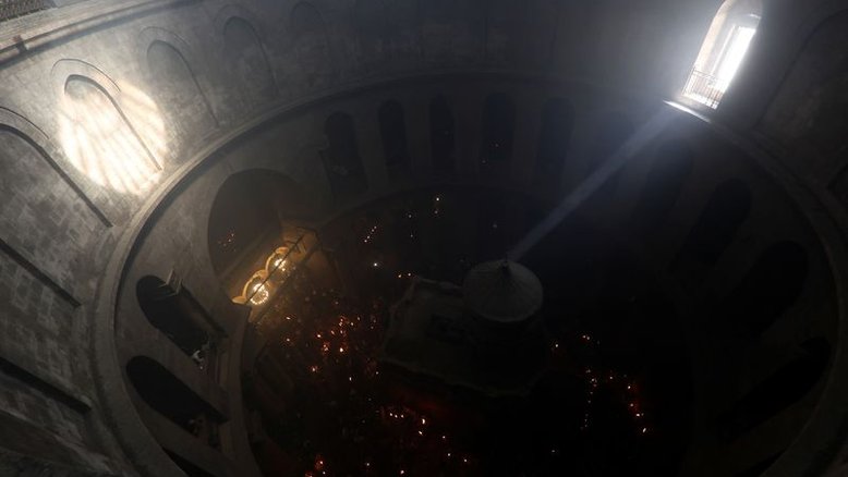 Cerimônia do Fogo Sagrado ilumina Santo Sepulcro de Jerusalém