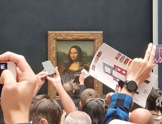 Mona Lisa saiu ilesa, mas manchada de bolo em protesto climático