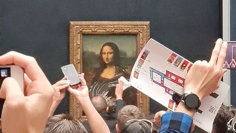 Mona Lisa saiu ilesa, mas manchada de bolo em protesto climático