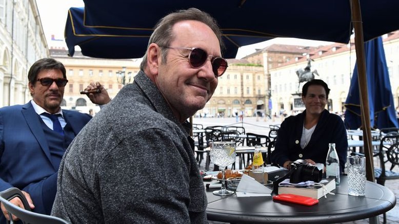 Kevin Spacey diz que irá ao Reino Unido para enfrentar acusações de crimes sexuais