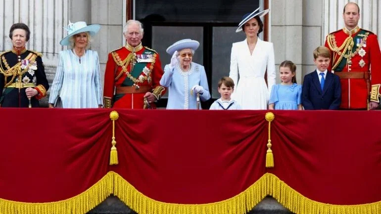 Milhares se reúnem para saudar rainha Elizabeth em celebração do Jubileu de Platina