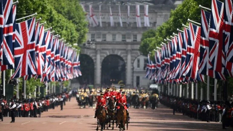 Rainha Elizabeth ganha cavalo de presente de Macron pelo Jubileu de Platina