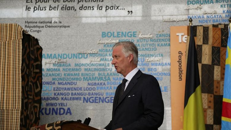 Rei belga devolve máscara ao Congo em gesto simbólico de restituição