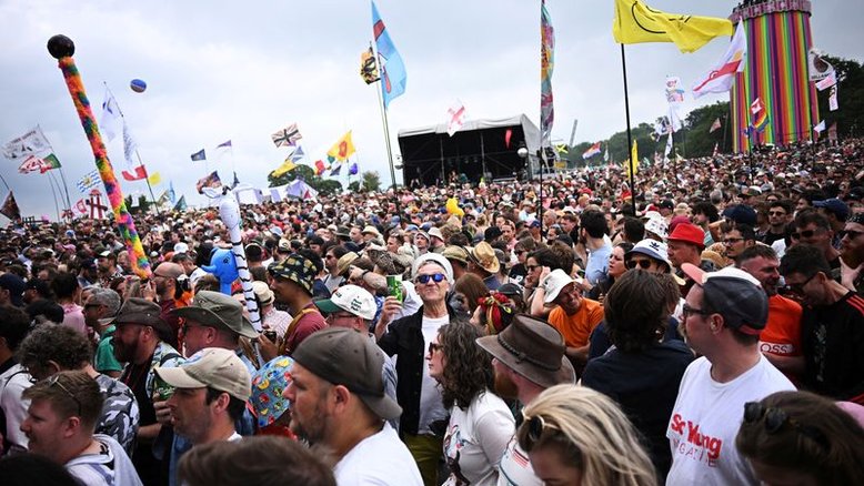 Glastonbury retorna após 3 anos com público animado por Billie Eilish