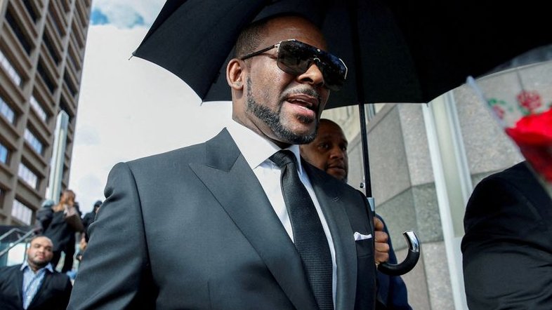Cantor R. Kelly é condenado a 30 anos de prisão em caso de abuso sexual