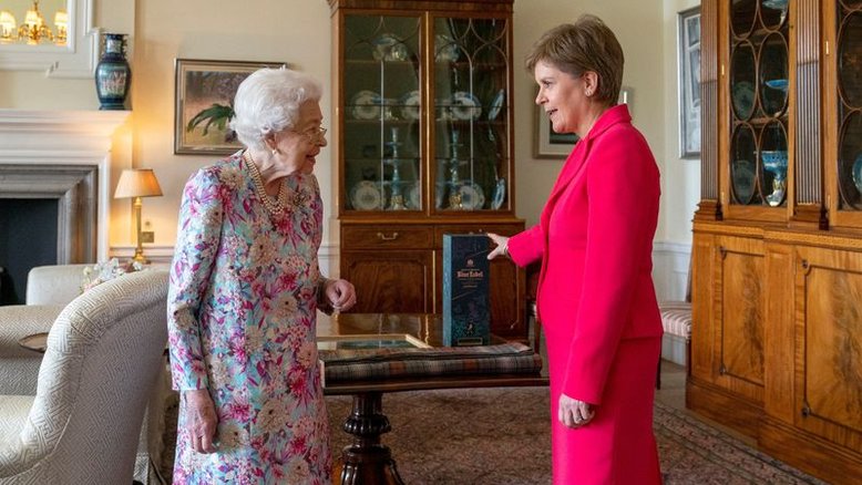 Rainha Elizabeth encontra Sturgeon após novo plano para votação sobre independência