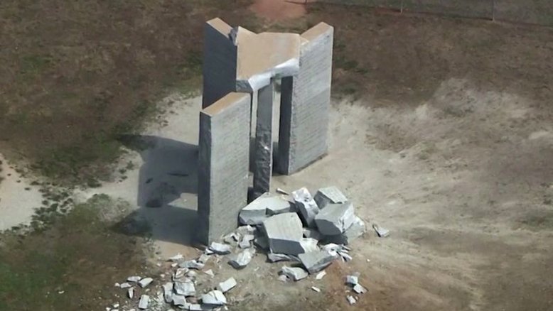 Explosão causada por vândalos atinge monumento considerado satânico por conservadores nos EUA