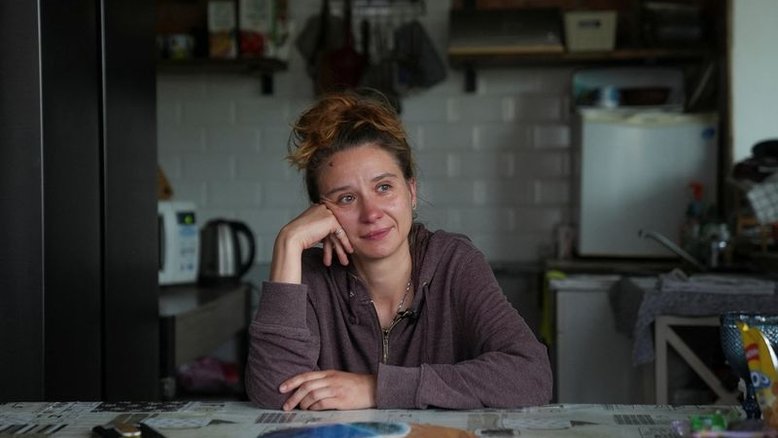 Cineasta ucraniana luta pelo país motivada por lembranças amargas de agressão sexual