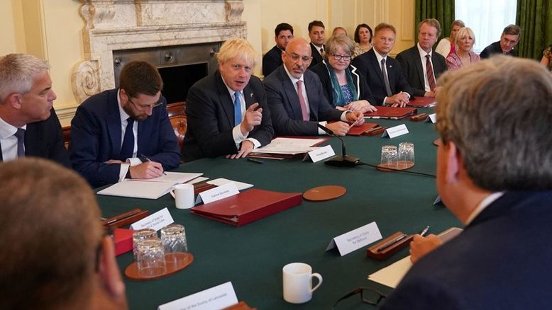 Boris Johnson recebe livros de Churchill como presente de despedida