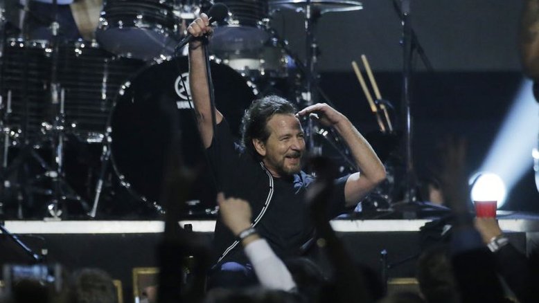 Pearl Jam cancela show em Viena após calor e fumaça afetarem garganta de vocalista