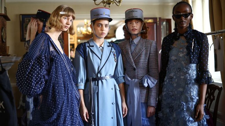 London Fashion Week começa com homenagens à rainha Elizabeth