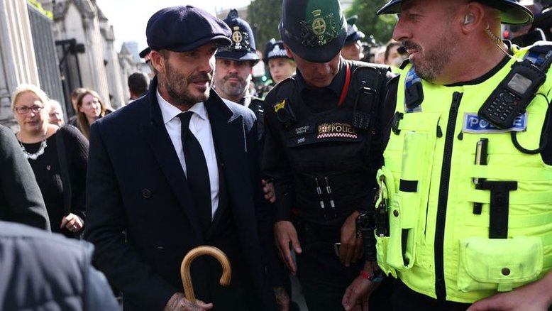 Ex-jogador inglês David Beckham enfrenta 13 horas de fila para se despedir da rainha Elizabeth