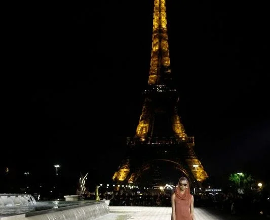 Saint Laurent aquece a passarela da Torre Eiffel com glamour parisiense