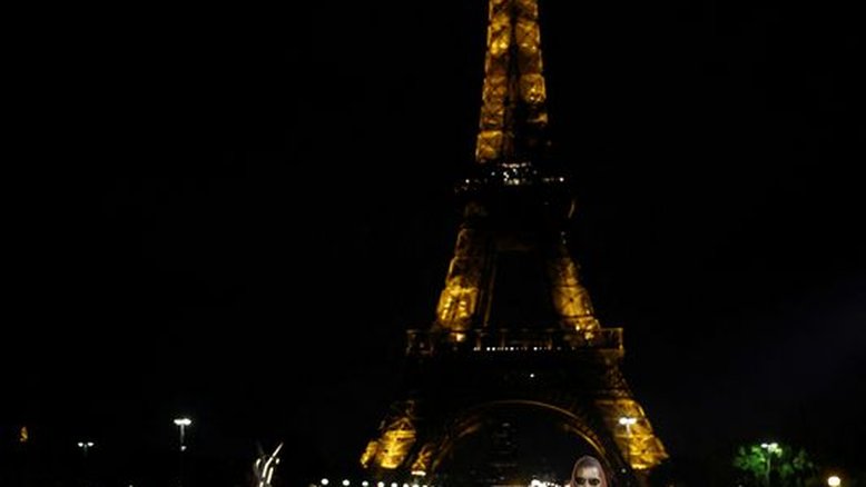 Saint Laurent aquece a passarela da Torre Eiffel com glamour parisiense