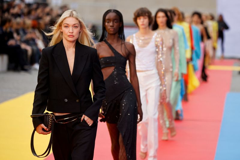 Stella McCartney promove mensagem de moda sem animais em desfile no  Pompidou Center - ISTOÉ Independente