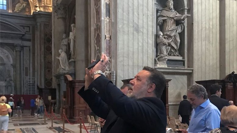 CORREÇÃO-Russell Crowe vai no Vaticano à sessão com cerveja e pipoca de seu novo filme