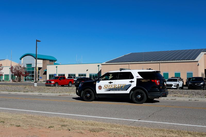 Carro de polícia passa por departamento de polícia de Santa Fe, no Novo México