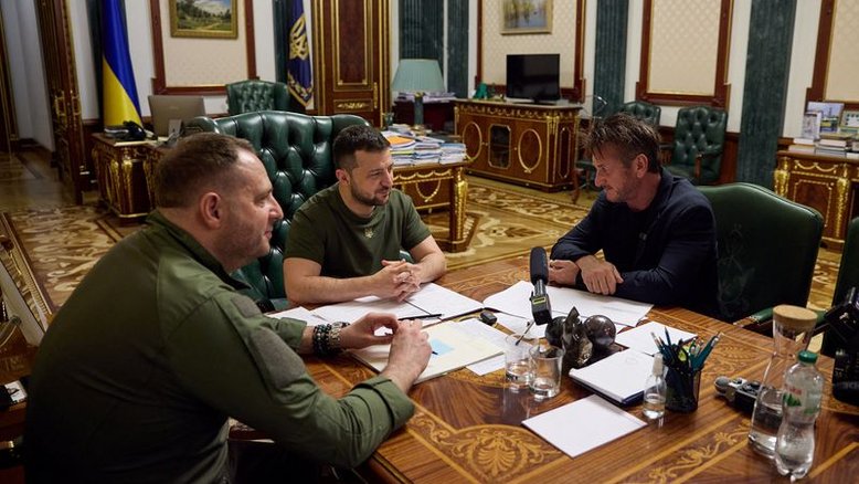 Sean Penn visita Zelenskiy na Ucrânia e lhe empresta um Oscar