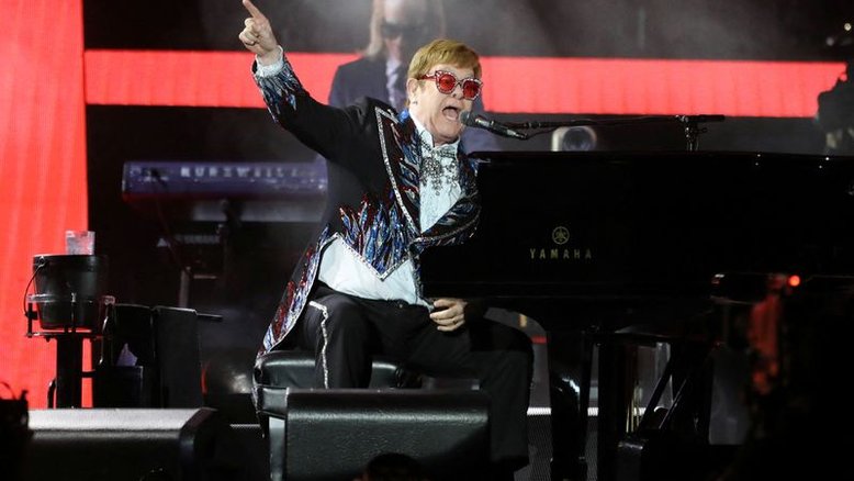 Elton John encerra etapa da turnê de despedida com show estrelado em Los Angeles
