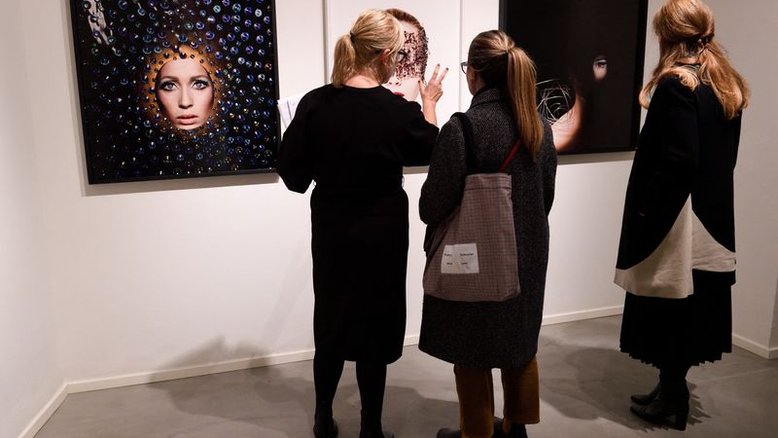 Trabalhos de fotógrafo italiano de moda Barbieri são expostos em Milão