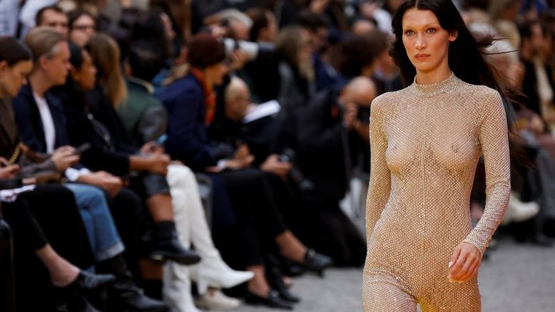Estilista Piccioli, da Valentino, e modelo Bella Hadid vencem premiação Fashion Awards