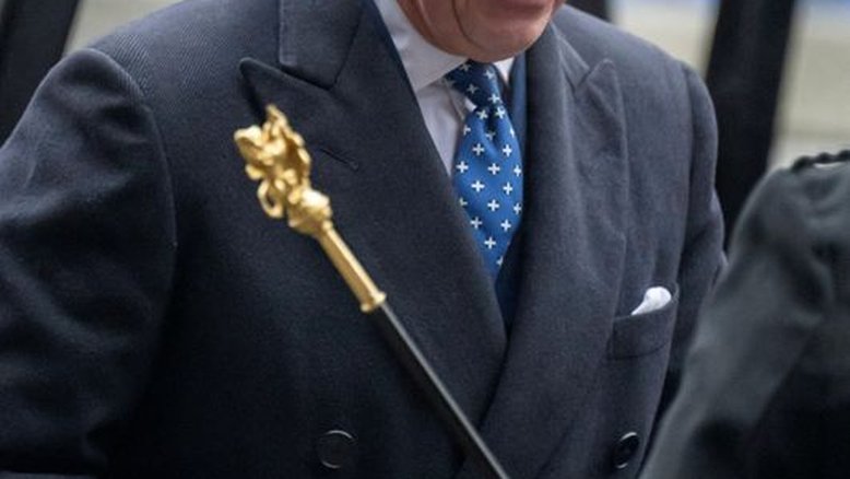 Rei Charles visita Parlamento britânico para homenagear a falecida Rainha Elizabeth