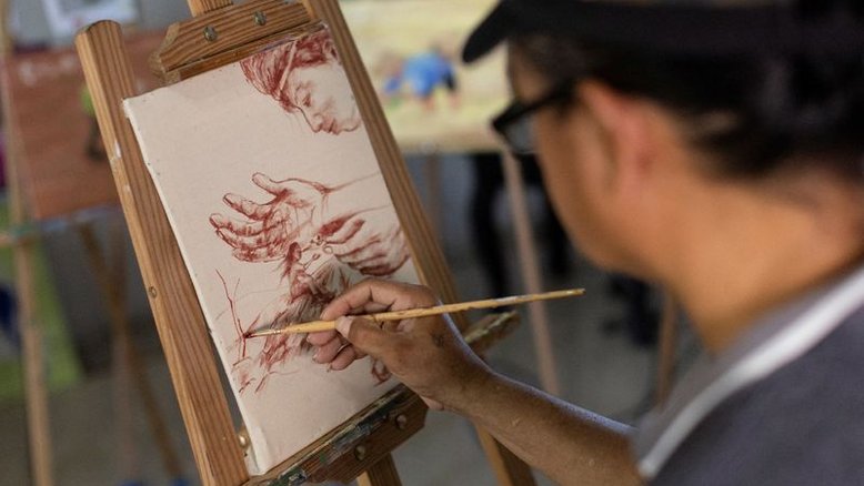 Artista filipino cria pinturas usando seu próprio sangue