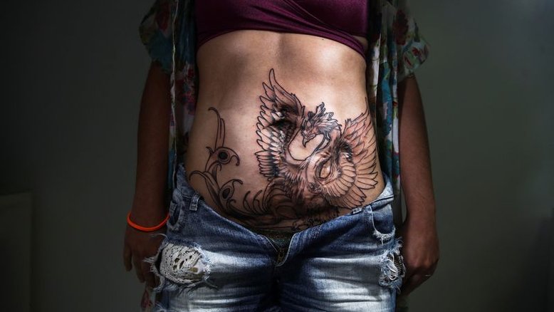Ao transformar trauma em arte, tatuadora brasileira faz mulheres sorrirem