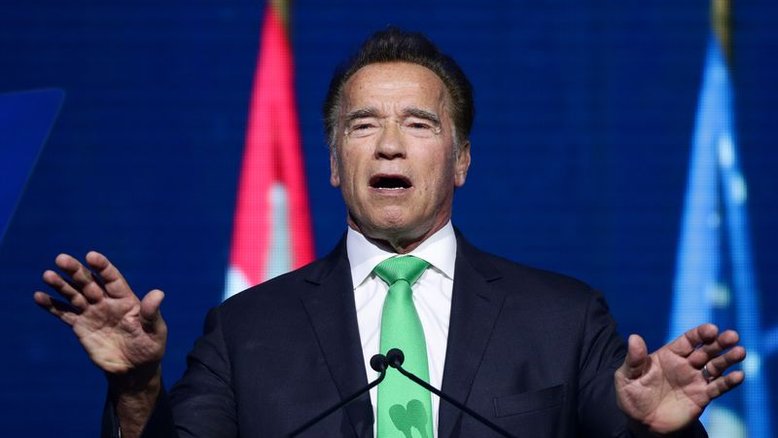 Schwarzenegger diz aos russos que seus líderes estão mentindo