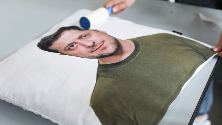 Designer tcheco faz "almofadas Zelenskiy" para ajudar a Ucrânia